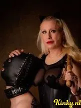 meesteres-tess-bdsm-via-kinky-6302afce03384500199a67ab
