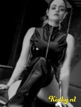 meesteres-alexa-bdsm-via-kinky-5cf6bb698a882e85e7379bb3