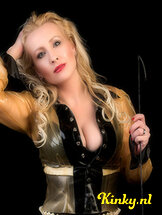 meesteres-tess-bdsm-via-kinky-5cf67eb84022320e26d7fe6f