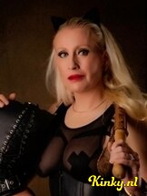 meesteres-tess-bdsm-via-kinky-6302afce03384500199a67ab